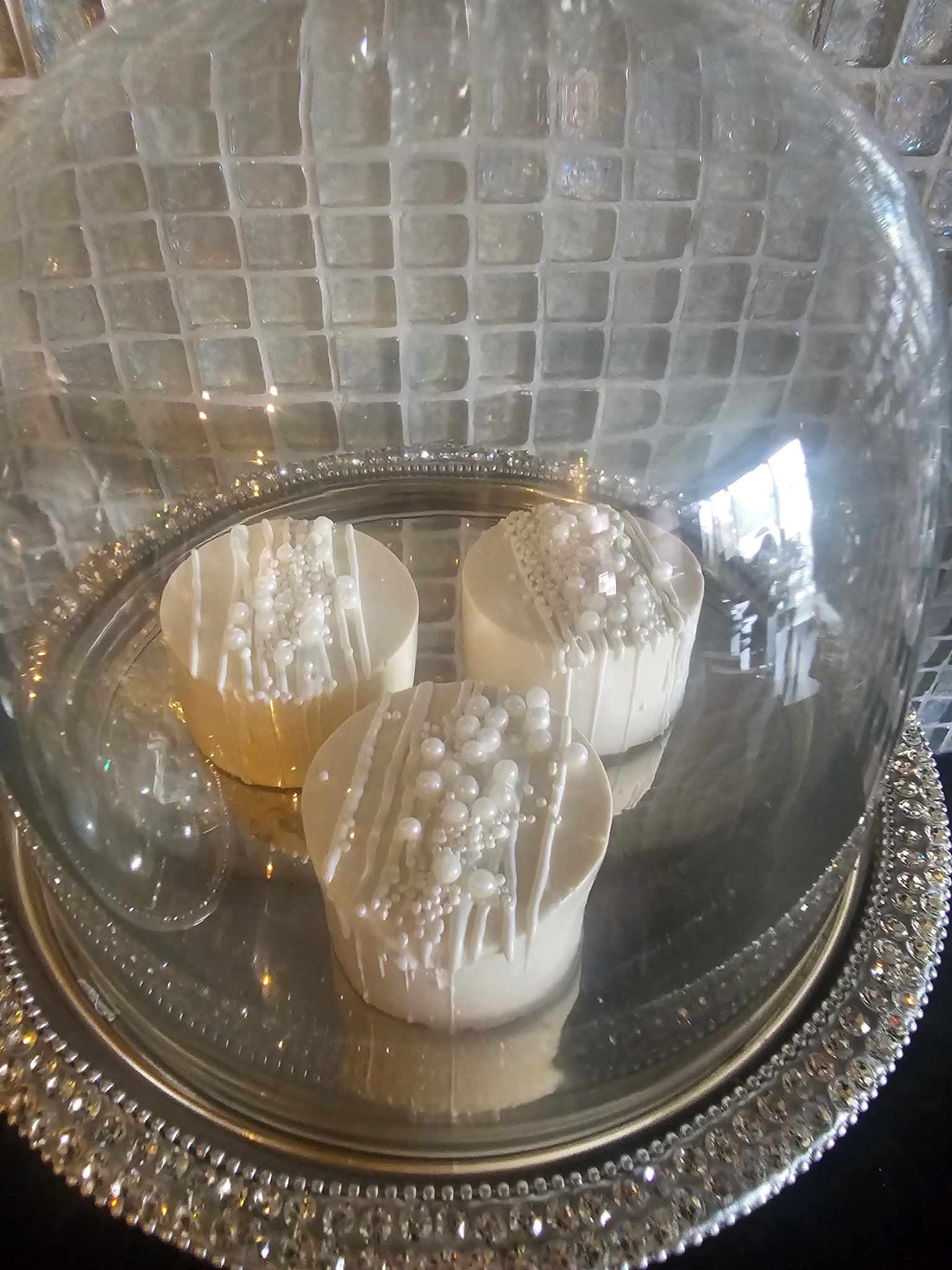 Elegant white Oreo pucks