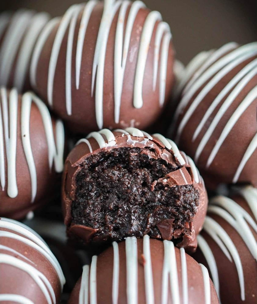 Chocolate-drizzled Oreo balls